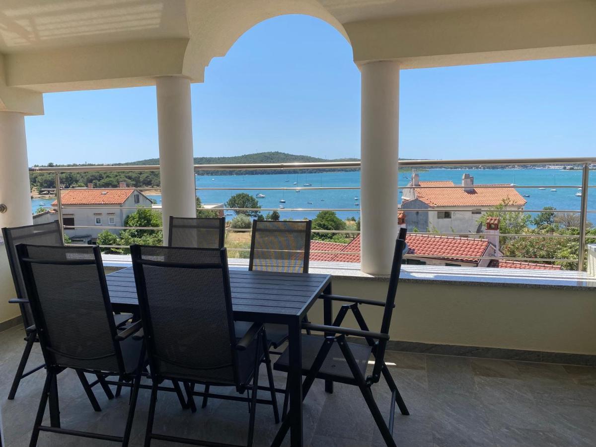 Villa Livi - Luxury Sea View Appartments Medulin Bagian luar foto